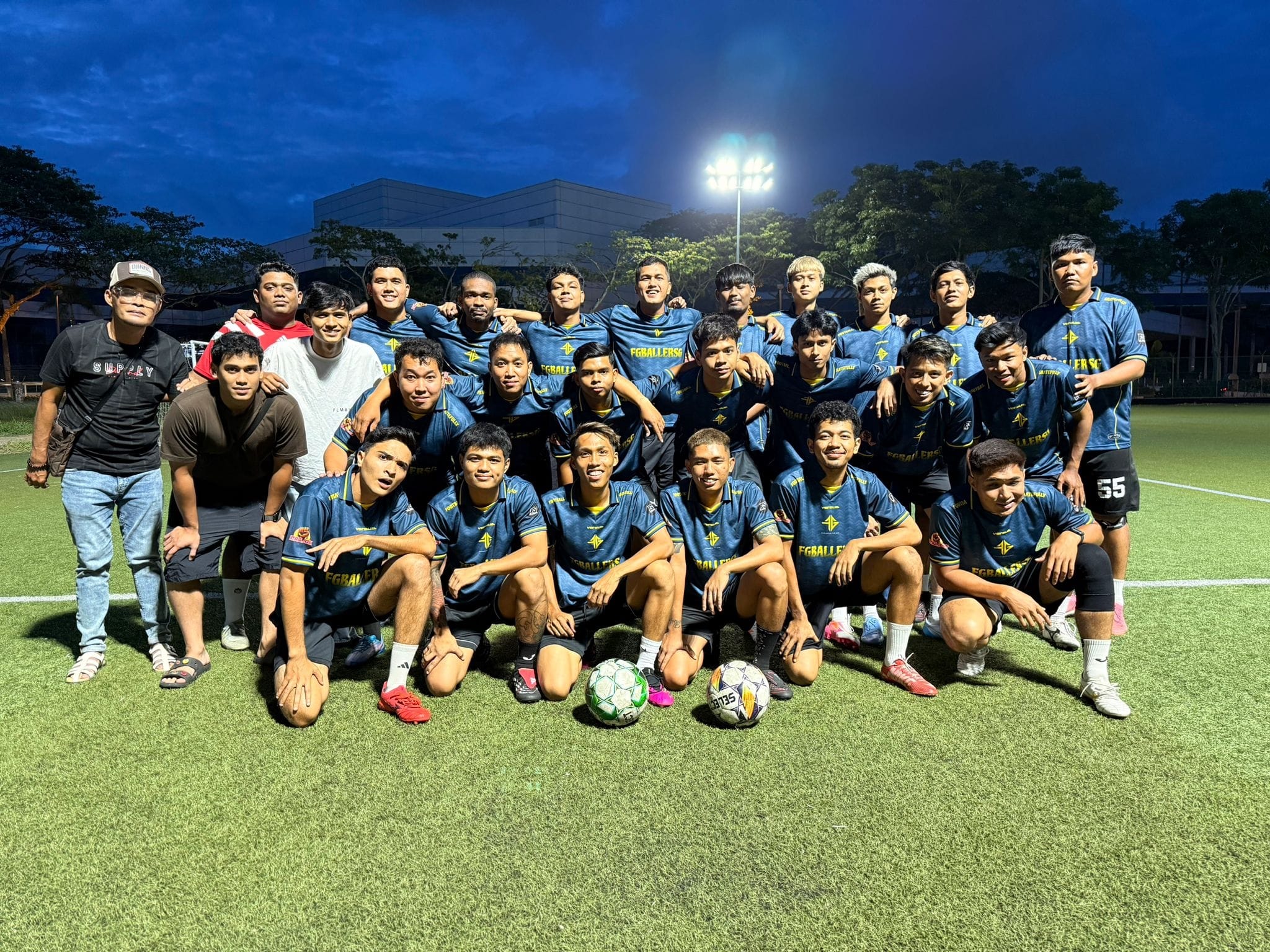 Fazri group picture with football team